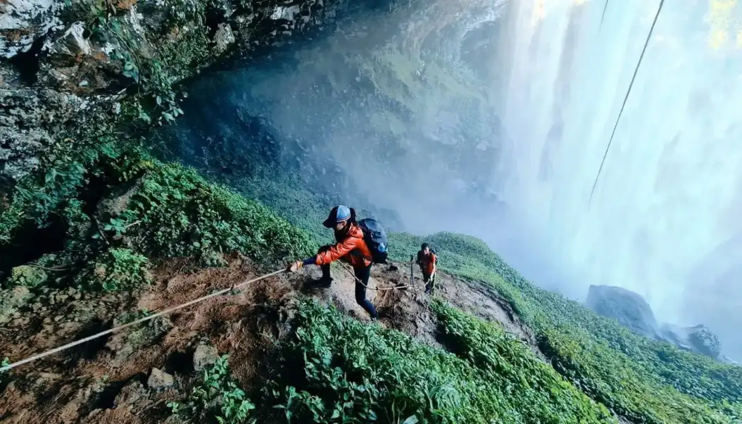 Trekking là gì? Khác gì Hiking? Hiểu rõ để chọn đúng hoạt động