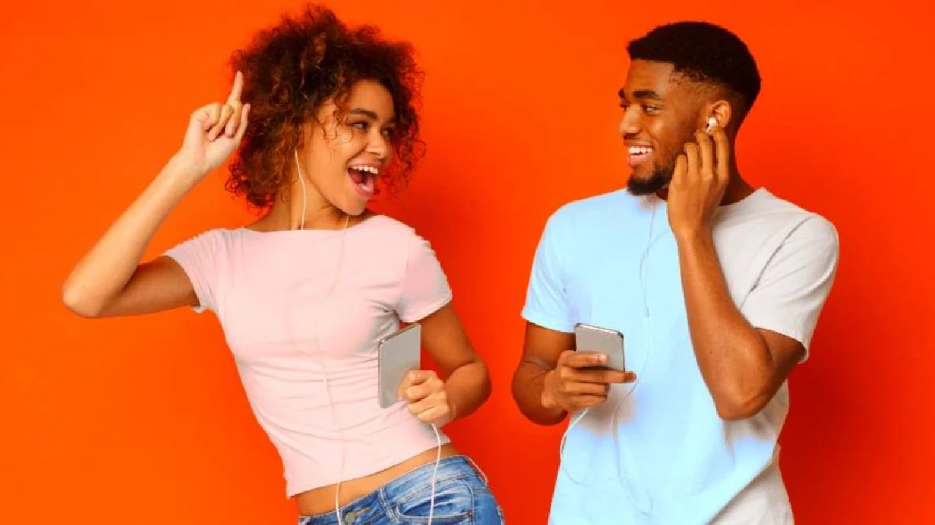How to Know If Your Crush Likes You Too? 10 Clear Signs